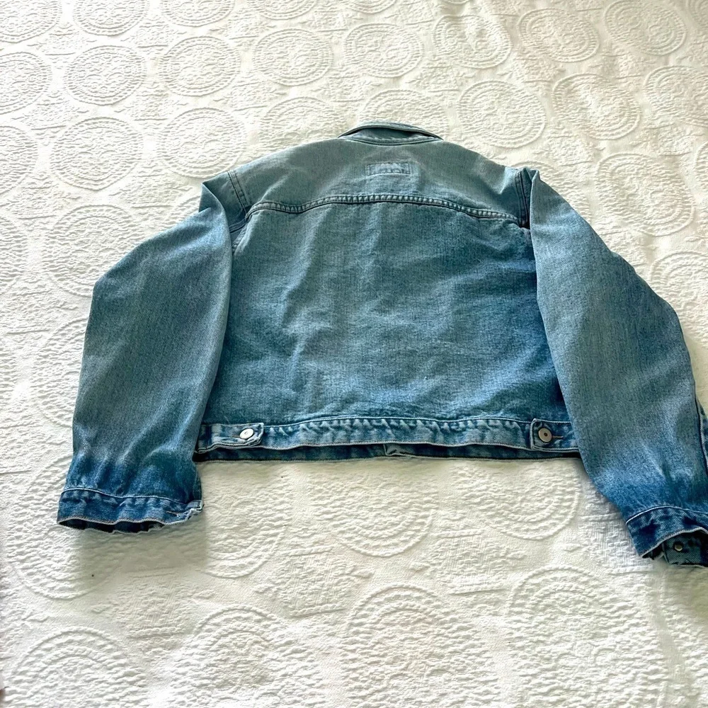 Breaker Jeans: Excellent Condition Women’s Denim Distressed Jeans Jacket, Size L